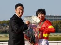 　「パワー！」のかけ声と共にポーズをとる横山和生（右）となかやまきんに君＝２５年４月６日、阪神