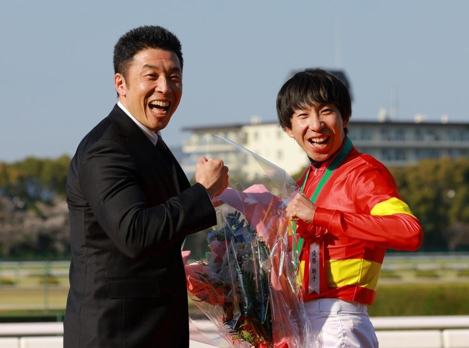 　「パワー！」のかけ声と共にポーズをとる横山和生（右）となかやまきんに君＝２５年４月６日、阪神