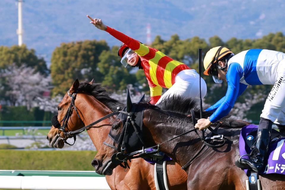 　大阪杯連覇を達成したベラジオオペラと横山和＝２５年４月６日、阪神