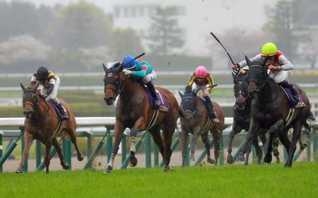 　馬群を縫うように抜け出すエンブロイダリー（中央）＝４月１３日、阪神
