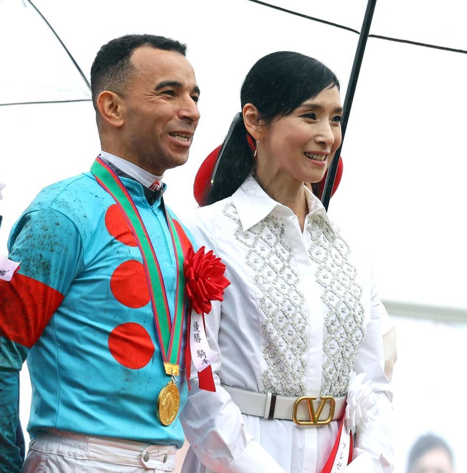 　モレイラ（左）を祝福する黒木瞳＝４月１３日、阪神