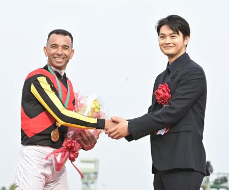 　笑顔でプレゼンターの瀬戸康史（右）と握手を交わすモレイラ＝４月２０日、中山競馬場
