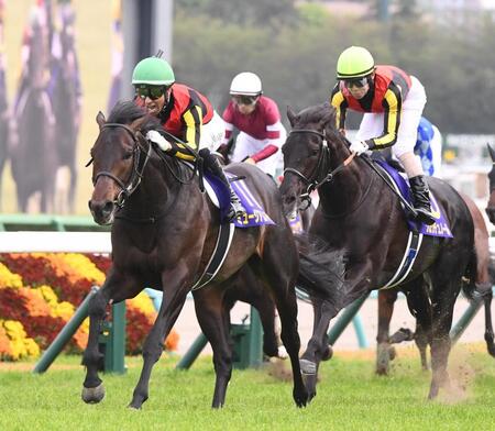 　ミュージアムマイルで皐月賞を制し、雄たけびをあげるモレイラ（左）＝４月２０日、中山