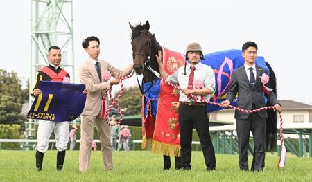 　皐月賞を制したミュージアムマイルとモレイラ（左）、高柳大師（右）＝４月２０日、中山