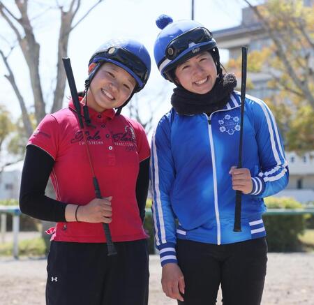 　揃ってポーズをとる今村騎手（右）と小林美騎手　