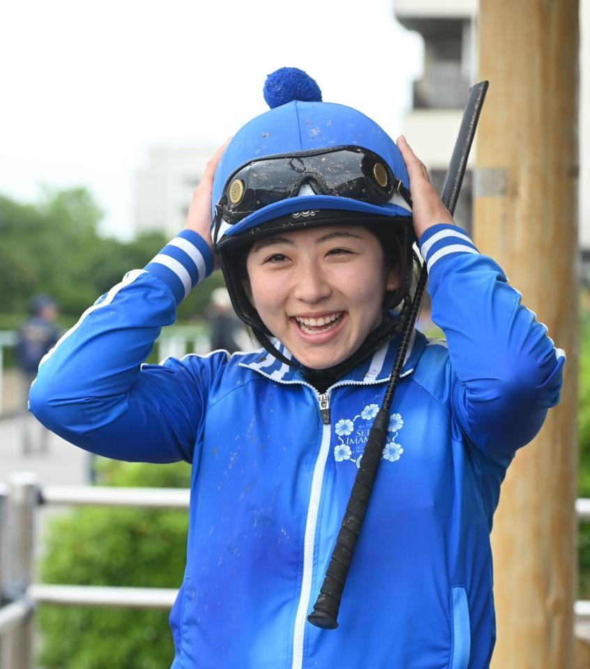 　美浦滞在ラスト週でも力みなく笑顔を見せる今村聖奈＝５月２２日