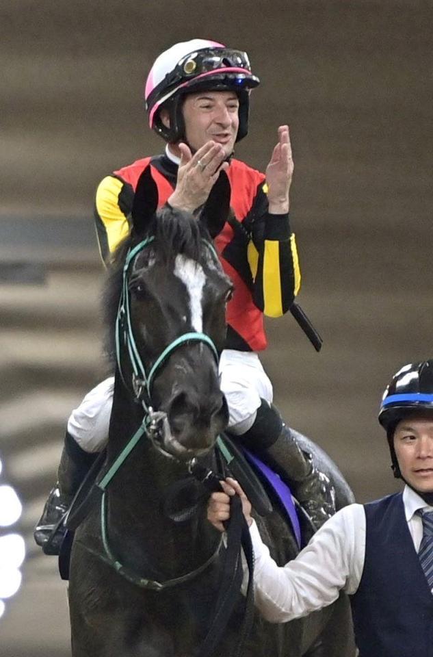 　アスコリピチェーノでヴィクトリアＭを制し投げキッスをするルメール＝５月１８日、東京