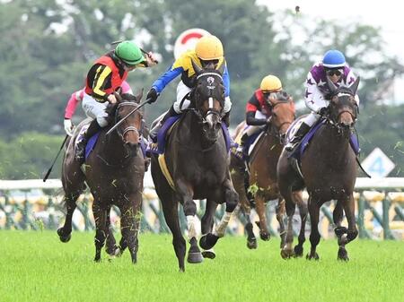 　オークスを制したカムニャック（中央）＝５月２５日、東京