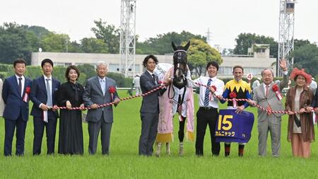 　オークスを制したカムニャックとシュタルケ＝５月２５日、東京