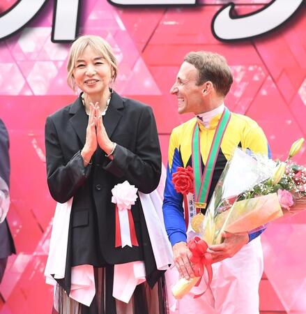 　シュタルケ（右）と言葉をかわす山口智子＝５月２５日、東京