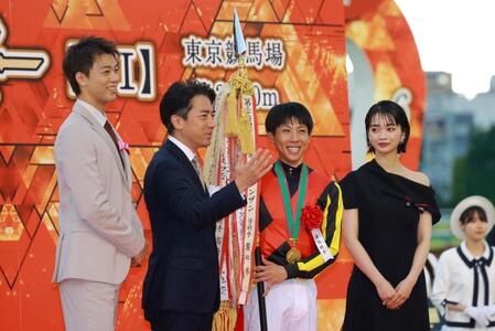 　記念撮影に応じる（左から）竹内涼真、小泉進次郎農水相、北村友一、見上愛＝６月１日、東京