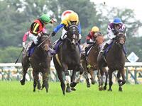 　オークスを制したカムニャック（中央）＝５月２５日、東京