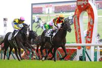 　横綱相撲で押し切るクロワデュノール（右）＝６月１日、東京