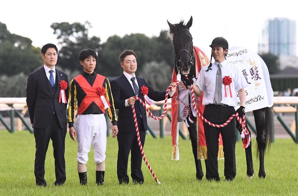 　日本ダービーを制したクロワデュノールと（左から）斉藤崇師、北村友＝６月１日、東京
