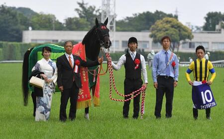安田記念を制したジャンタルマンタルと川田（右）ら関係者＝６月８日、東京