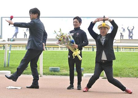 ＴＩＭの祝の文字で祝福される川田（中央）＝６月８日、東京