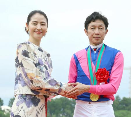 武豊（右）を祝福する長澤まさみ＝６月１５日、阪神