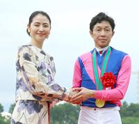 武豊（右）を祝福する長澤まさみ＝６月１５日、阪神