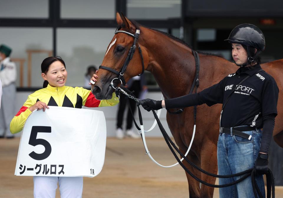 　函館１Ｒを勝利したシーグルロスと小林美駒（左）＝６月２９日