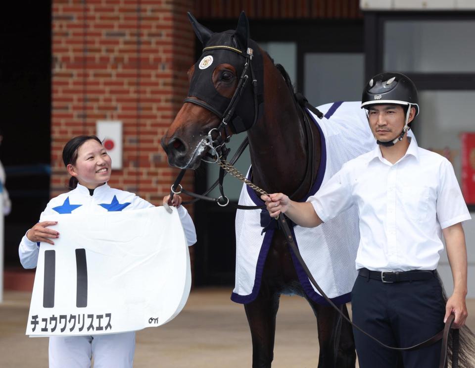 　函館８Ｒをチュウワクリスエスで勝利し笑顔の小林美駒（左）＝６月２９日