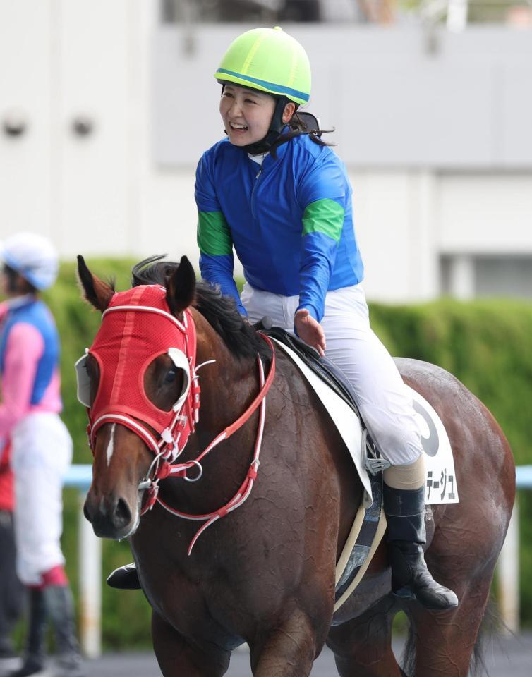 　函館２Ｒを勝利したストラテージュをねぎらう古川奈穂