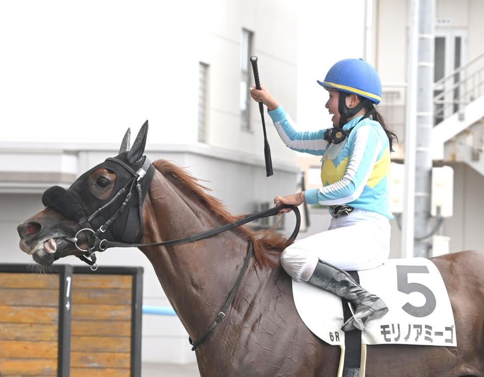 函館６Ｒをモリノアミーゴで制し、ムチを掲げて喜ぶ小林美駒＝７月１９日