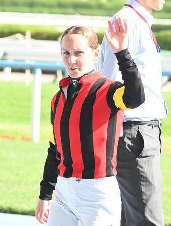 　ファンに手を振るレイチェル・キング＝７月２０日、函館