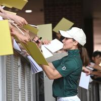 　ファンにサインをするレイチェル・キング＝７月１９日、函館