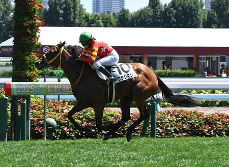　札幌４Ｒ３歳未勝利を勝った小林美駒騎乗のワタシマツワ＝８月１６日