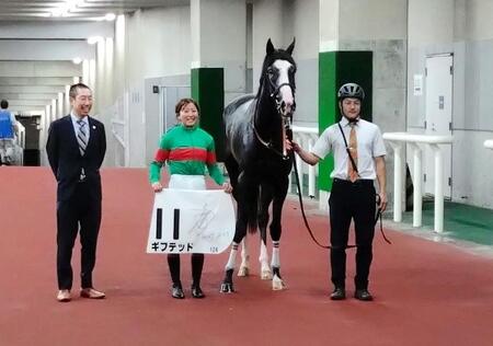 １着同着で笑顔の口取りとなった今村聖奈＝８月２３日、新潟