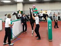 悔しがって２着の枠場に入った今村聖奈だったが、写真判定の末に１着同着に＝８月２３日