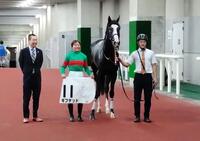 １着同着で笑顔の口取りとなった今村聖奈＝８月２３日、新潟