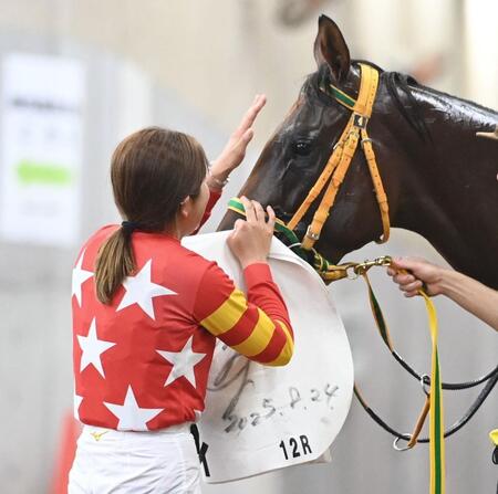　リクエイの頭をなでる今村聖奈＝８月２４日、新潟