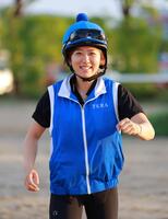 通算１００勝が目前に迫る今村聖奈＝８月２８日、栗東トレセン