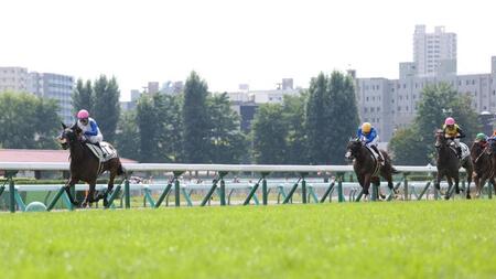 　札幌２Ｒを制したラスベガスサイン（左）＝撮影・西岡正