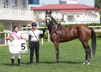 　札幌１Ｒを制したリピースと小林美駒（撮影・西岡正）