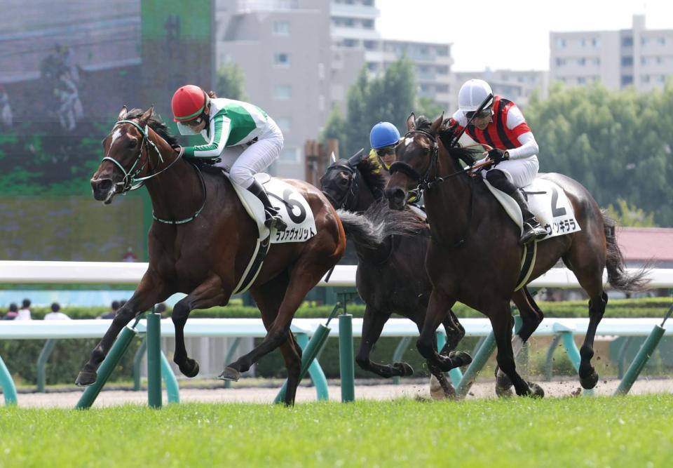 　札幌４Ｒを制した小林美駒騎乗のラファヴォリット（左）＝９月６日、札幌