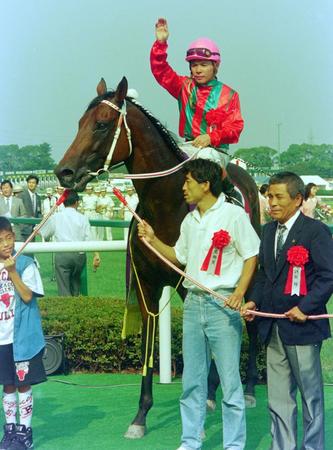 94年高松宮杯を制したナイスネイチャと松永昌博騎手。右から２人目は馬場厩務員