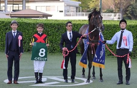 ダービー卿ＣＴを制したインダストリアと（左から）宮田師、戸崎圭騎手