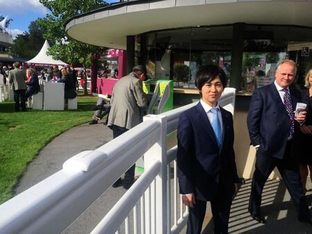 １６年に凱旋門賞を視察に訪れた小崎綾也騎手。今度はドイツで自らの腕を磨く