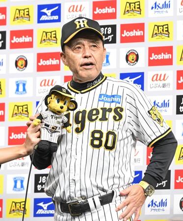 優勝インタビューに答える阪神・岡田彰布監督