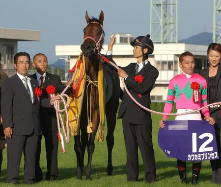 秋華賞で牝馬２冠を達成したカワカミプリンセスと西浦元調教師（左）、深川助手（左から３人目）、本田元騎手（同４人目）＝2006年10月15日