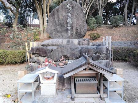 記念樹に囲まれた美浦の馬頭観音