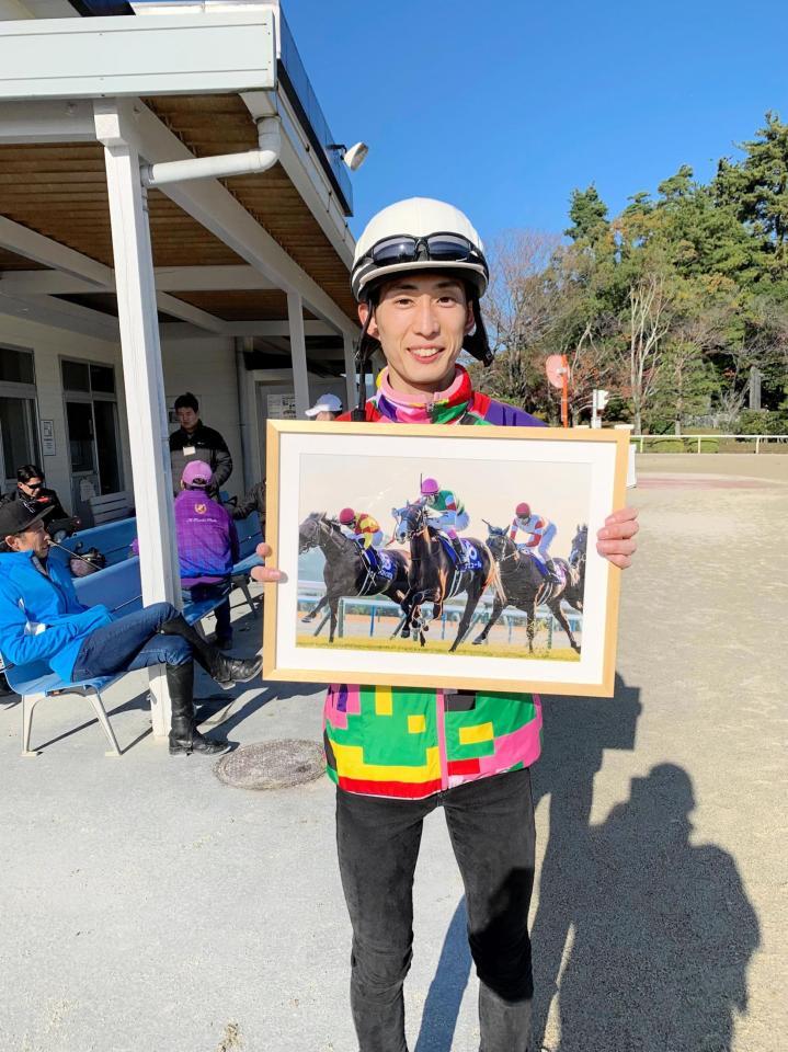 マイルＣＳを制した写真を手に笑顔の藤岡康